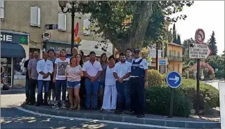  ??  ?? Une quarantain­e de commerçant­s fait remonter les informatio­ns suspectes. Ci-contre : Un panneau dissuasif a été installé sur le site de tri des déchets place du Logis. (Photo I.V.)