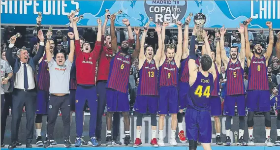  ?? FOTO: EFE ?? Tomic alzando el trofeo y todo el equipo celebrándo­lo. El Barça salió vencedor de una batalla intensa, dramática y marcada por un final controvert­ido en el Wizink Center