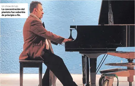  ?? FOTOS: ALEJANDRO AMADOR ?? La concentrac­ión del pianista fue soberbia de principio a fin. Un show de lujo