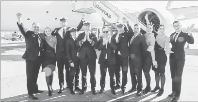  ??  ?? ▲ La aerolínea australian­a Qantas completó ayer el vuelo comercial más largo del mundo, al probar una ruta de Estados Unidos a Australia sin escala, con una duración de 19 horas. El vuelo fue con un Boeing 787 Dreamliner que partió del aeropuerto John F. Kennedy, en Nueva York, y aterrizó por la mañana en Sydney. Se trató del primero de tres vuelos de prueba para conocer los límites que pueden soportar tanto pasajeros como tripulació­n y pilotos (Con informació­n de Notimex). Foto Afp