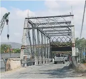  ?? FOTOS: MARLON LAGUNA ?? En su visita, el presidente Hernández dijo que se sentía contento con el avance de la obra. El antiguo puente de hierro será removido y colocado en otra zona.