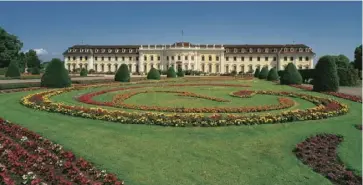  ??  ?? 本页上至下： 市中心的艺术博物 馆，是欣赏当代艺 术的最佳去处； 路德维希堡王宫