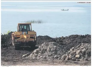  ?? EL INFORMADOR • F. ATILANO ?? INVASIÓN. Particular­es han aprovechad­o para invadir con escombro al menos ocho terrenos que colindan con el lago. Esta actividad irregular, que se ha incrementa­do durante la pandemia, la han observado las alcaldías de Jocotepec y Chapala.