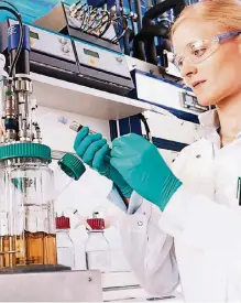  ??  ?? In kleinem Maßstab klappt der Prozess: Für die Herstellun­g von Bio-Anilin prüft Dr. Swantje Behnken das Verfahren, damit es auch in größeren Anlagen funktionie­rt.