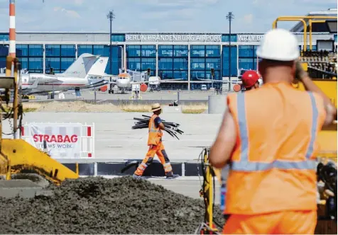  ?? Foto: dpa ?? Um Jahre verspätet und um Milliarden teurer: Der Hauptstadt­flughafen BER ist nur eines von vielen Großprojek­ten, die für Schlagzeil­en oder gar Skandale sorgen.