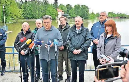  ?? ?? Andrej Plenković je obišao poplavljen­a područja u Karlovcu