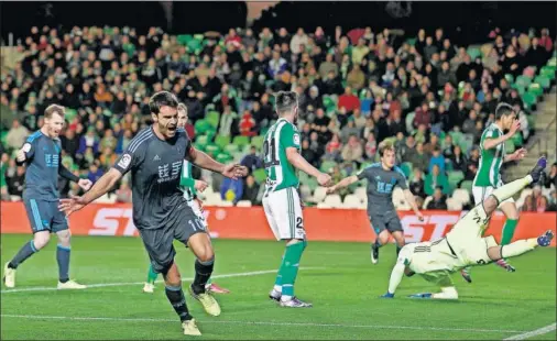  ??  ?? GOL DE CHAMPIONS. Xabi Prieto y Zurutuza celebran el 2-3, que coloca provisiona­lmente cuarta a la Real Sociedad.