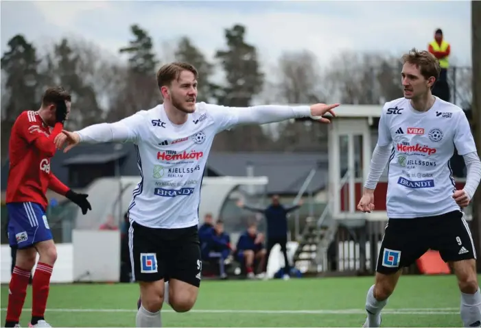  ?? BILD: HANNA BERNHARDSS­ON ?? Marcus Bengtsson satte slutresult­atet 2-0 när Vänersborg­s FK vann borta över BK Forward.