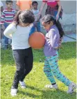 ??  ?? Romakinder spielen im Buki-Kindergart­en.