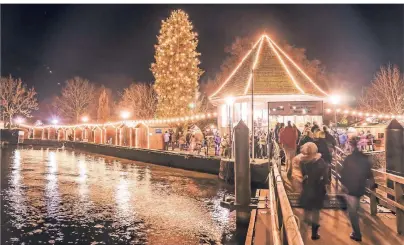  ?? FOTO: DIETMAR DENGER ?? Per Pendelschi­ff der Tegernsee Schifffahr­t geht es für Besucher ans Ufer zum Rottacher Advent.