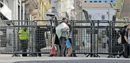  ?? ANGELO CHAMBA / EXPRESO ?? Situación. Algunas calles, las más usadas por los manifestan­tes, tienen hasta cuatro filtros de seguridad, formados por policías y militares.