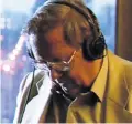  ??  ?? Spook: Harold ‘Lee’ Tracey in 1999 demonstrat­ing listening devices