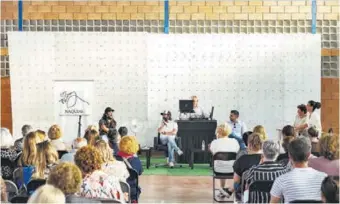  ?? NÉSTOR CÁNOVAS ?? La charla-coloquio reunió a 200 personas en el pabellón del instituto.