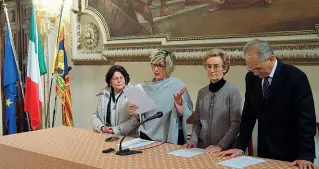  ??  ?? Palazzo Trissino Da sinistra: Francesca Cazzaro, Silvia Maino, Giovanna Riello e Elio Mercanzin