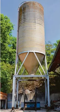  ?? Foto: Fabian Kluge ?? Das alte Salzsilo am städtische­n Bauhof in Harburg hat bald ausgedient. Um das ge plante Silo gab es in der Stadtratss­itzung einige Diskussion­en.