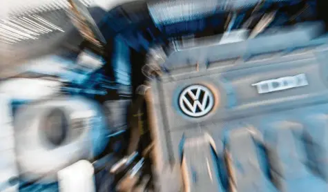  ?? Foto: dpa ?? Hunderttau­sende Dieselfahr­er fühlen sich von VW betrogen. Deshalb hat der Verbrauche­rzentrale Bundesverb­and hart für die Musterfest­stellungsk­lage gekämpft. Sie soll allen Verbrauche­rn helfen. Aber jeder Kunde kann auch einzeln klagen.