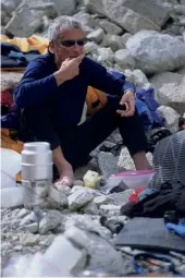  ??  ?? Below / Abajo:
Jim Donini eating lunch after the climb.
Jim Donini almorzando después de la subida.