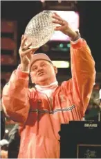  ?? ASSOCIATED PRESS FILE PHOTO ?? Phillip Fulmer holds the national championsh­ip trophy after the Vols beat Florida State 23-16 in the Fiesta Bowl in 1998.