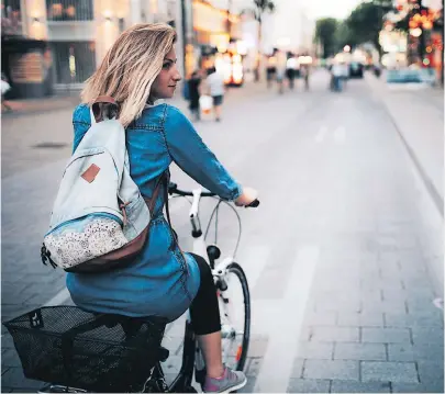  ?? [ Getty Images] ?? Mehr Platz für andere Verkehrste­ilnehmer: In die Wiener Innenstadt soll der Autoverkeh­r stark reduziert werden.