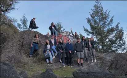  ?? PHOTOS BY JAMIE SPEKA ?? French and American students pose at Low Gap Park.