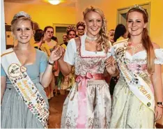  ?? Foto: Jürgen Ziegelmeir ?? Angelika Gawlitza (links) und Heike Schmid (rechts) führen die neue Bayerische Mai königin Verena Brandl zur Krönungsze­remonie.