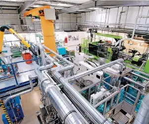  ??  ?? Das Technikum für Hightech-Kunststoff­e am Standort Dormagen ist das Herzstück der Kunststoff-Forschung bei Lanxess.