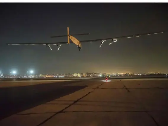  ?? (AFP) ?? Solar Impulse 2 taking off from Cairo's Internatio­nal Airport last night as it heads to Abu Dhabi on the final leg of its world tour