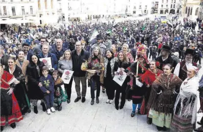  ?? ?? Explosión folk en la plaza Autoridade­s, miembros de `El Redoble', profesores y alumnos de los centros Vedruna. ▷