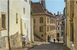  ??  ?? En haut à gauche :la rue de Neubourg, dans le centre-ville,se distingue avec les 240 m2 de sa fresque « fantastico­historique », réalisée en 2017 sous la direction de l’illustrate­urJohn Howe.En haut à droite : la cour intérieure du château auquelon accède du centre-ville par la rue du Château(ci-contre).