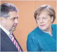  ?? FOTO: DPA ?? Bundeskanz­lerin Angela Merkel (CDU) und Außenminis­ter Sigmar Gabriel (SPD) demonstrie­ren Geschlosse­nheit.