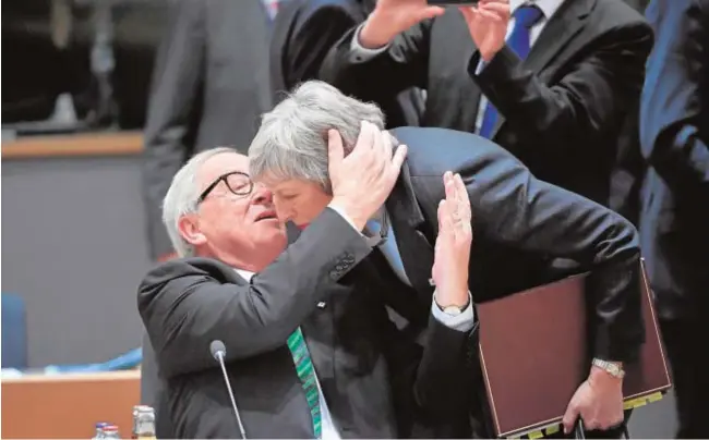  ?? AFP ?? Con todo el afecto Jean-Claude Juncker, presidente de la Comisión, saluda a laTheresa May antes de comenzar el último Consejo Europeo en Bruselas