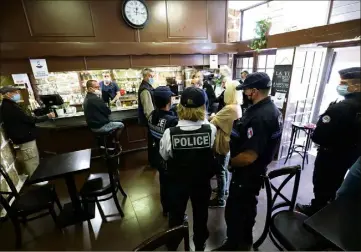  ??  ?? Une opération a été menée, hier matin, à Libération pour « sensibilis­er les gens le plus possible » alors que la progressio­n de la Covid- inquiète le maire de Nice et le préfet des Alpes-Maritimes. Depuis samedi soir, une vingtaine de PV ont été dressés, et trois interpella­tions ont été réalisées. (Photo Eric Ottino)