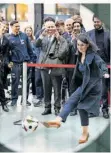  ?? FOTO: VON JUTRCZENKA/DPA ?? Außenminis­terin Annalena Baerbock (Grüne) beim Kick-Off: Fußball und Diplomatie gehen zur Fußball-EM Hand in Hand.