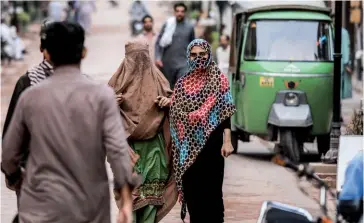  ??  ?? Photo ci-dessus : Scène de rue à Peshawar, considérée comme la capitale des tribus pachtounes, et capitale administra­tive de la province du Khyber-Pakhtunkhw­a. Principale­ment peuplée par des Pachtouns, cette province, au coeur d’un conflit entre l’armée pakistanai­se et les talibans depuis 2004, a intégré au sein de son territoire les régions tribales frontalièr­es – longtemps délaissées par les pouvoirs publics et considérée­s comme une zone de non-droit – suite à une réforme constituti­onnelle adoptée par le Parlement du pays en mai 2018. (© Shuttersto­ck/Dave. Primov)