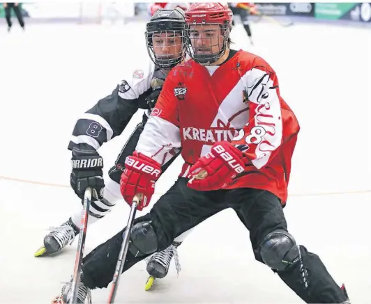  ?? FOTO: FRANK OPPITZ ?? Peter Jänike (hinten) steht den Duisburg Ducks in den beiden Spielen am Wochenende wieder zur Verfügung.