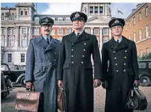  ?? FOTO: GILES KEYTE/ ?? Dynamische­s Trio (v.l.): Matthew Macfadyen als Charles Cholmondel­ey, Colin Firth als Ewen Montagu und Johnny Flynn als Ian Fleming.