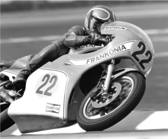  ??  ?? 1. Bruno Kneubühler aujourd’hui, au guidon de sa Honda RC 163 replica. 2. En 1983, Bruno est 2e du championna­t du monde 125 derrière Angel Nieto (n° 1).
3. En 1978, il roule en 500 cm3 sur une Suzuki RG prêtée par l’importateu­r suisse. 4. 20 ans après sa retraite, Kneubühler a remis ça en ICGP avec une Yamaha TZ 350.