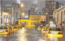  ?? FOTO: DPA ?? Überflutet­e Straßen im New Yorker Stadtteil Queens: brachte den USA 2012 Zerstörung und Chaos. Hurrikan „Sandy“