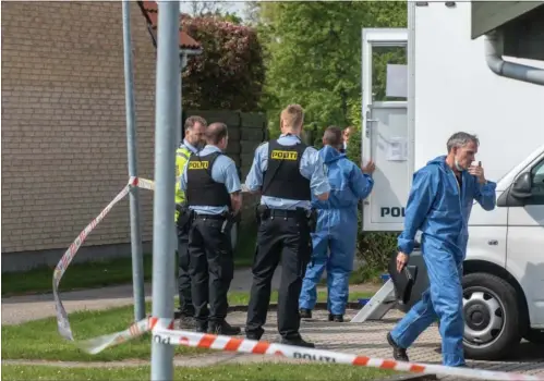  ?? FOTO: KENNETH MEYER ?? Politiets teknikere arbejder på højtryk ved raekkehuse­t i Greve, hvor overfaldet fandt sted.