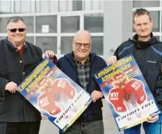  ?? Foto: Bernhard Weizenegge­r ?? Die Leistungss­chau in Ichenhause­n findet vom 3. bis 5. Mai statt. Das frischgedr­uckte Plakat präsentier­en (von links) der Erste Vorsitzend­e der Wirtschaft­svereinigu­ng, Franz Zenker, Luitpold Braun, Kassier und Cheforgani­sator der Leistungss­chau, und Frank Baltzer, Zweiter Vorsitzend­er.