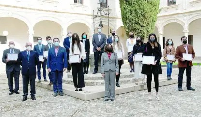  ??  ?? Foto de familia de todos los galardonad­os