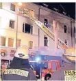  ?? FOTO: PATRICK SCHÜLLER ?? Die Feuerwehr setzte eine Drehleiter ein.