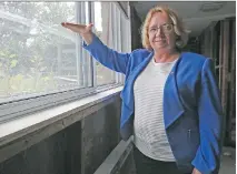  ?? JEAN LEVAC ?? Gatineau councillor and mayoral hopeful Sylvie Goneau shows how high water was in her basement. The home has to be demolished.