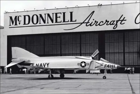  ?? USN ?? Portrait souvenir pour le BuNo 142259 devant un hangar portant le nom du constructe­ur. En avril 1967, ce nom changea en McDonnell Douglas Corporatio­n puis, en août 1997, en celui de Boeing. De quoi faire pleurer les anciens de la compagnie…