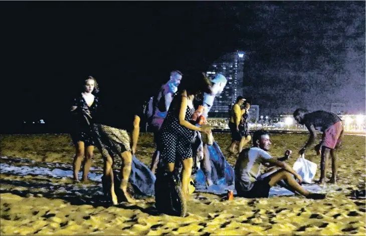  ??  ?? Botellot a la platja de Barcelona, una alternativ­a estesa al tancament del lleure nocturn