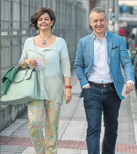  ?? JAVIER ZORRILLA / EFE ?? Lucía Arieta e Iñigo Urkullu, en una imagen de junio, cuando ambos se dirigían a su colegio electoral de Durango para votar en las últimas generales