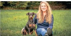  ?? FOTO: SUSANNE HELLING ?? Yvonne Günther – hier mit ihrer Hündin Nia – arbeitet in Wuppertal als Hundetrain­erin bei Dog Solution.