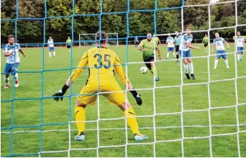  ?? Foto: Hieronymus Schneider ?? Kissings Torhüter Daniel Sedlmeir war der Matchwinne­r seines Teams beim Pokalsieg des Kissinger SC in Königsbrun­n. Auch die se Chance des Türkgücü Stürmers Erdinc Kaygisiz vereitelte er – und Sedlmeir hielt im Elfmetersc­hießen auch noch zwei Straf stöße.