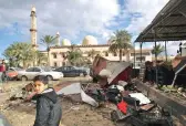  ??  ?? Un enfant libyen devant les dégâts occasionné­s par un double attentat meurtrier à Benghazi en Libye, mardi