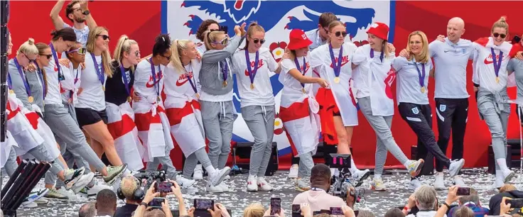  ?? ?? Best foot forward: The England squad break into a dance during the celebratio­n yesterday. Right: Georgia Stanway, captain Leah Williamson and goal scorer Ella Toone show off their winners’ medals